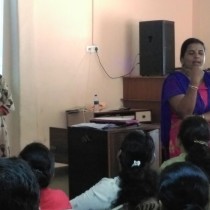 A participant summarizing her experience of the workshop at Little's, Fatorda. 